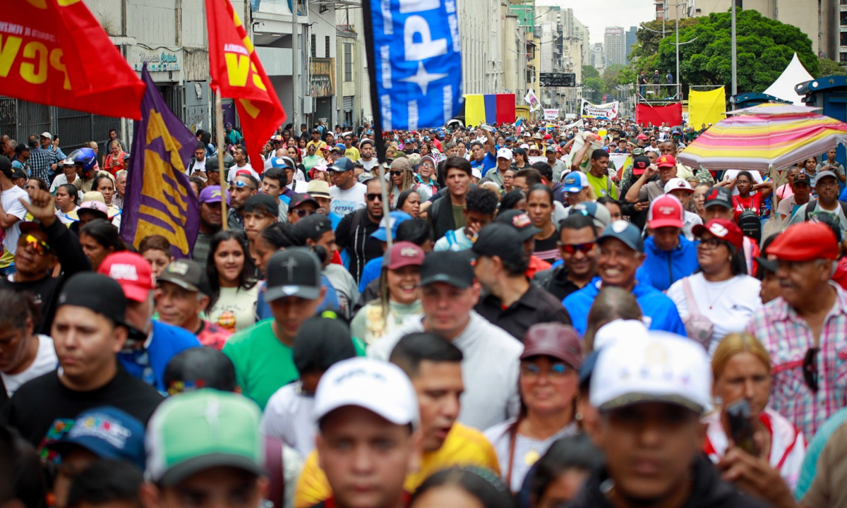委内瑞拉民众举行游行 要求欧美解除制裁 